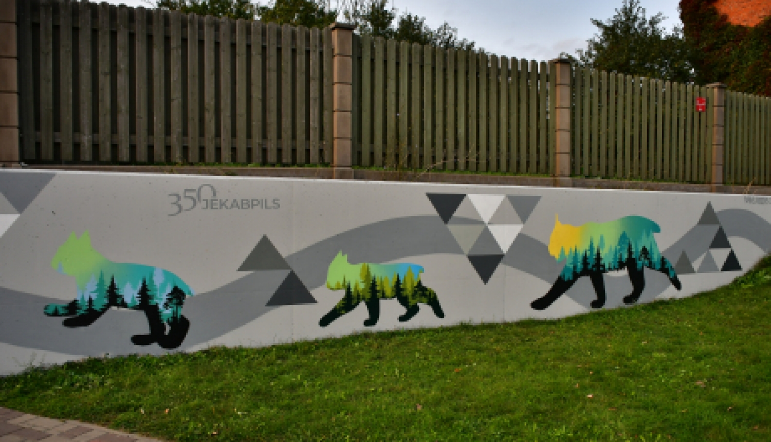 Apgleznota mūra siena starp Rīgas un Kurzemes ielu