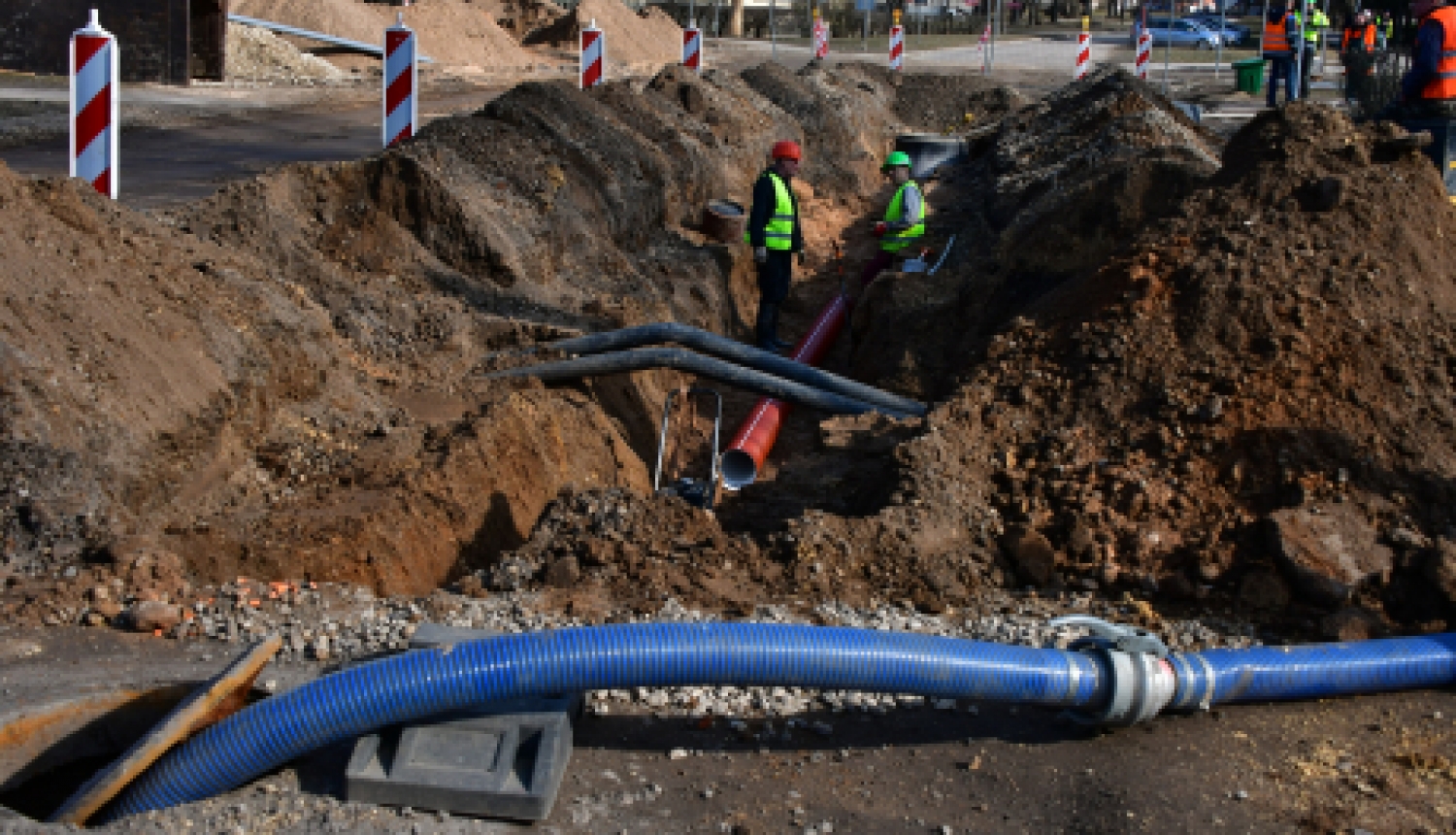 Strādā pie avārijas seku novēršanas Draudzības alejas mikrorajonā 