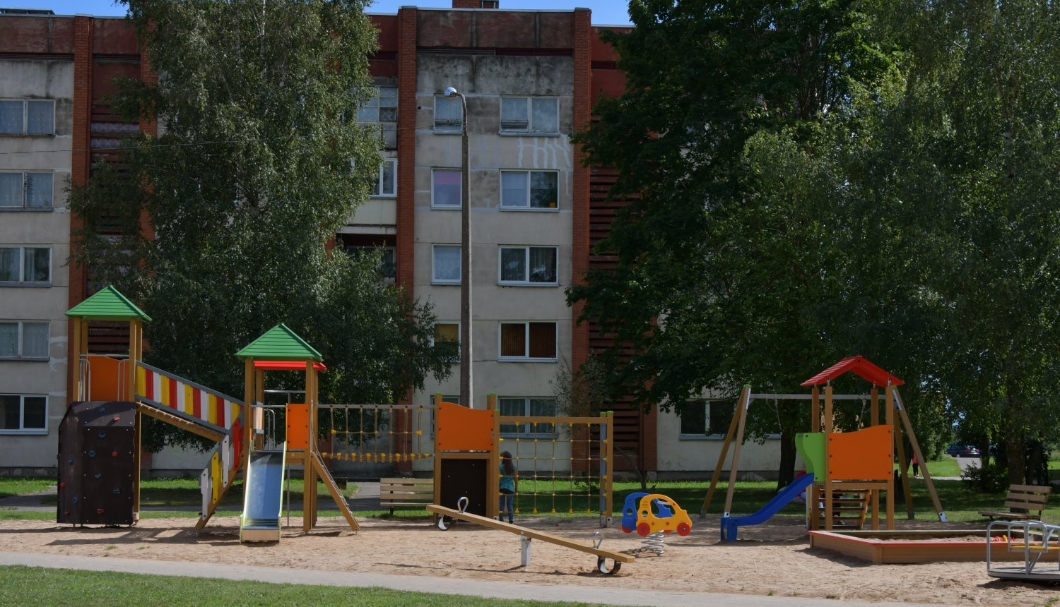 Bērnu rotaļlaukums vienā no Jēkabpils mikrorajoniem