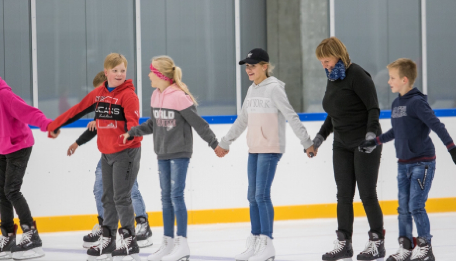 Jēkabpils sporta halle aicina slidot un apmeklēt trenažieru zāli