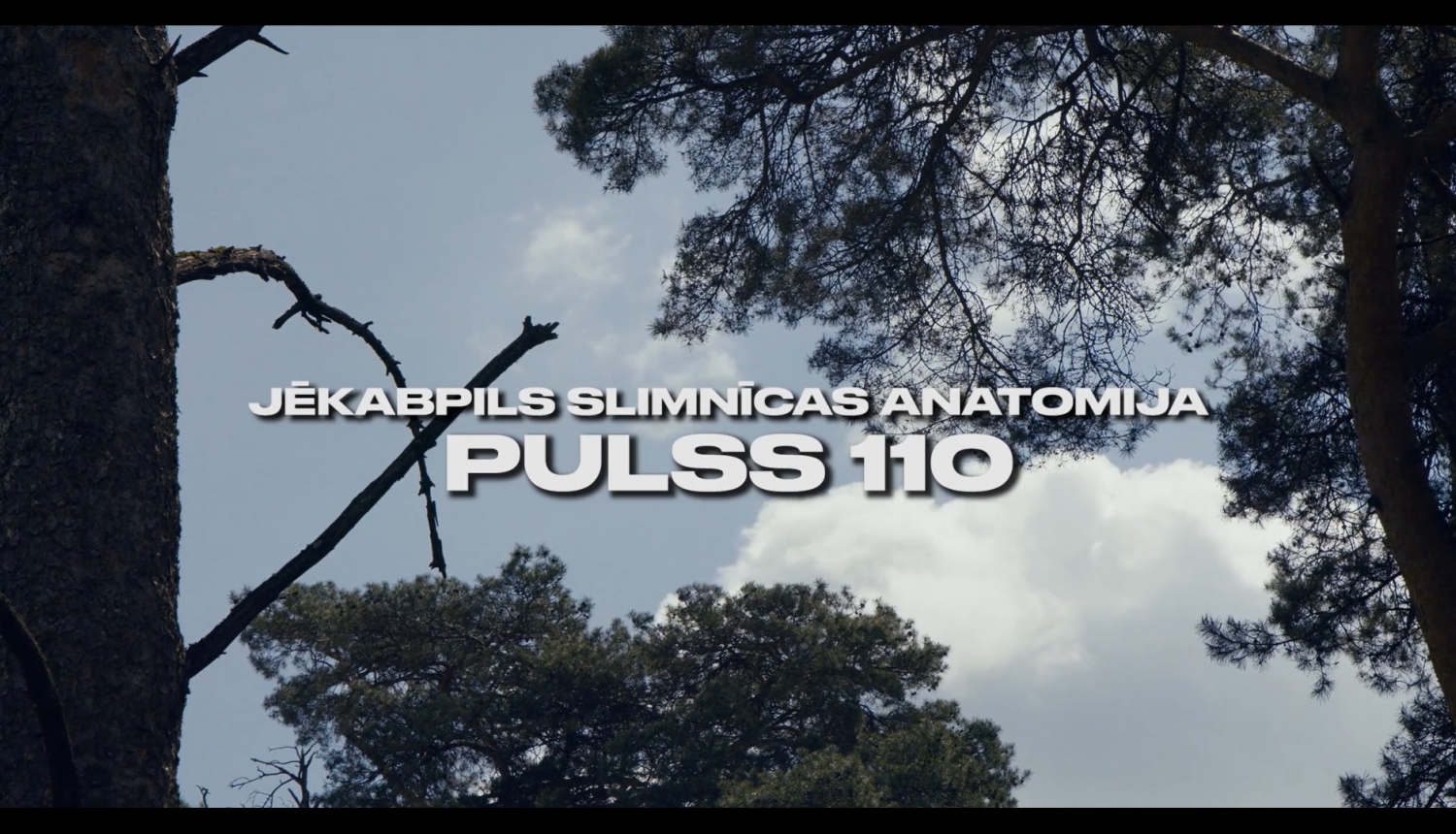 Kadrs no Jēkabpils slimnīcas filmas - priedes un debesis, pa virsu uzraksts Jēkabpils slimnīcas anatomij. Pulss 110