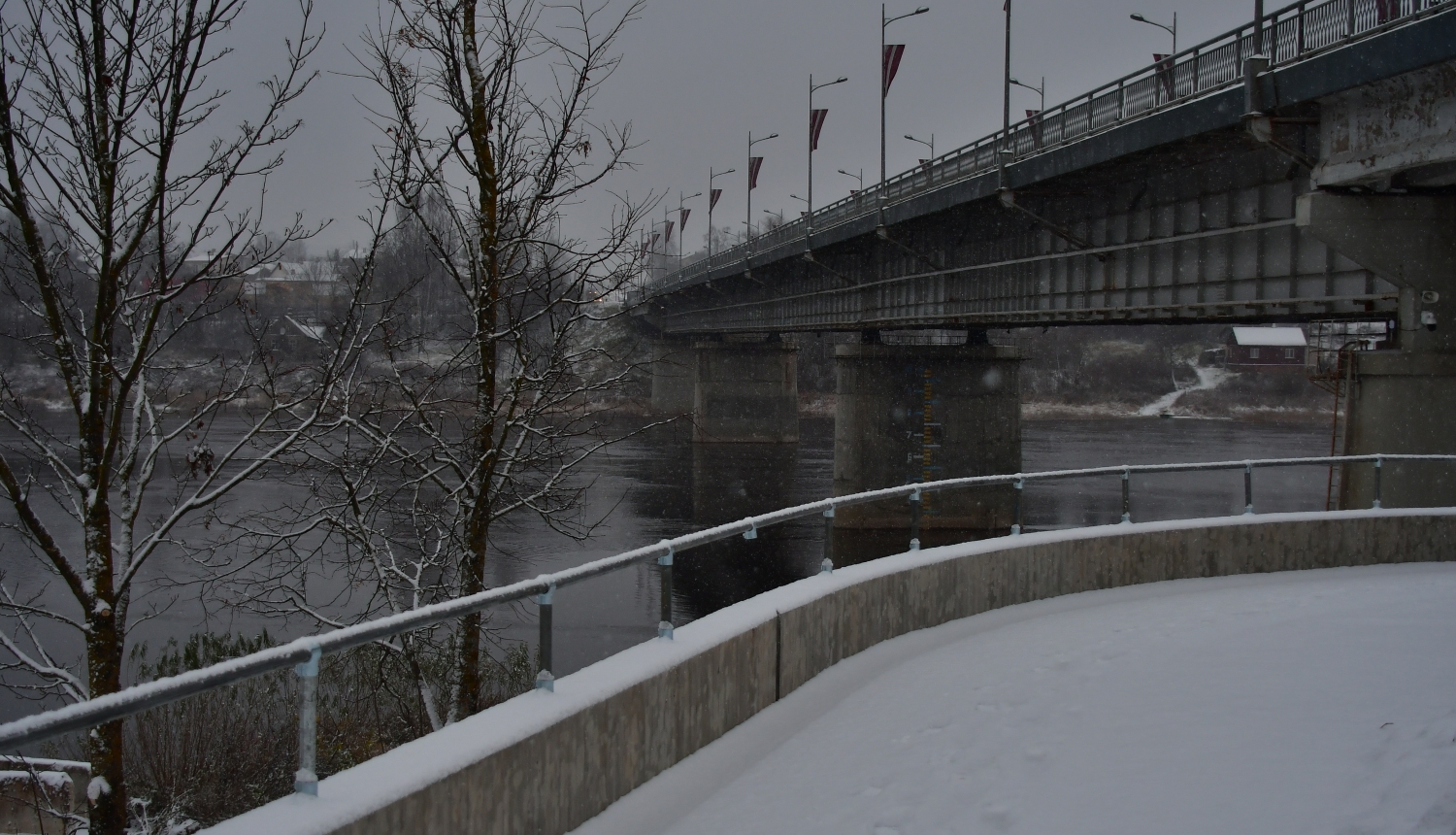 Skats no dambja gājēju celiņa uz Jēkabpils tiltu pār Daugavu