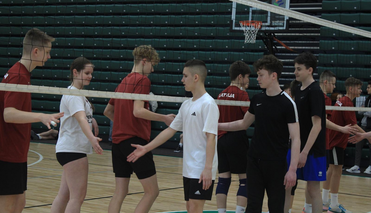 Jaunieši sarokojas pēc sporta spēles