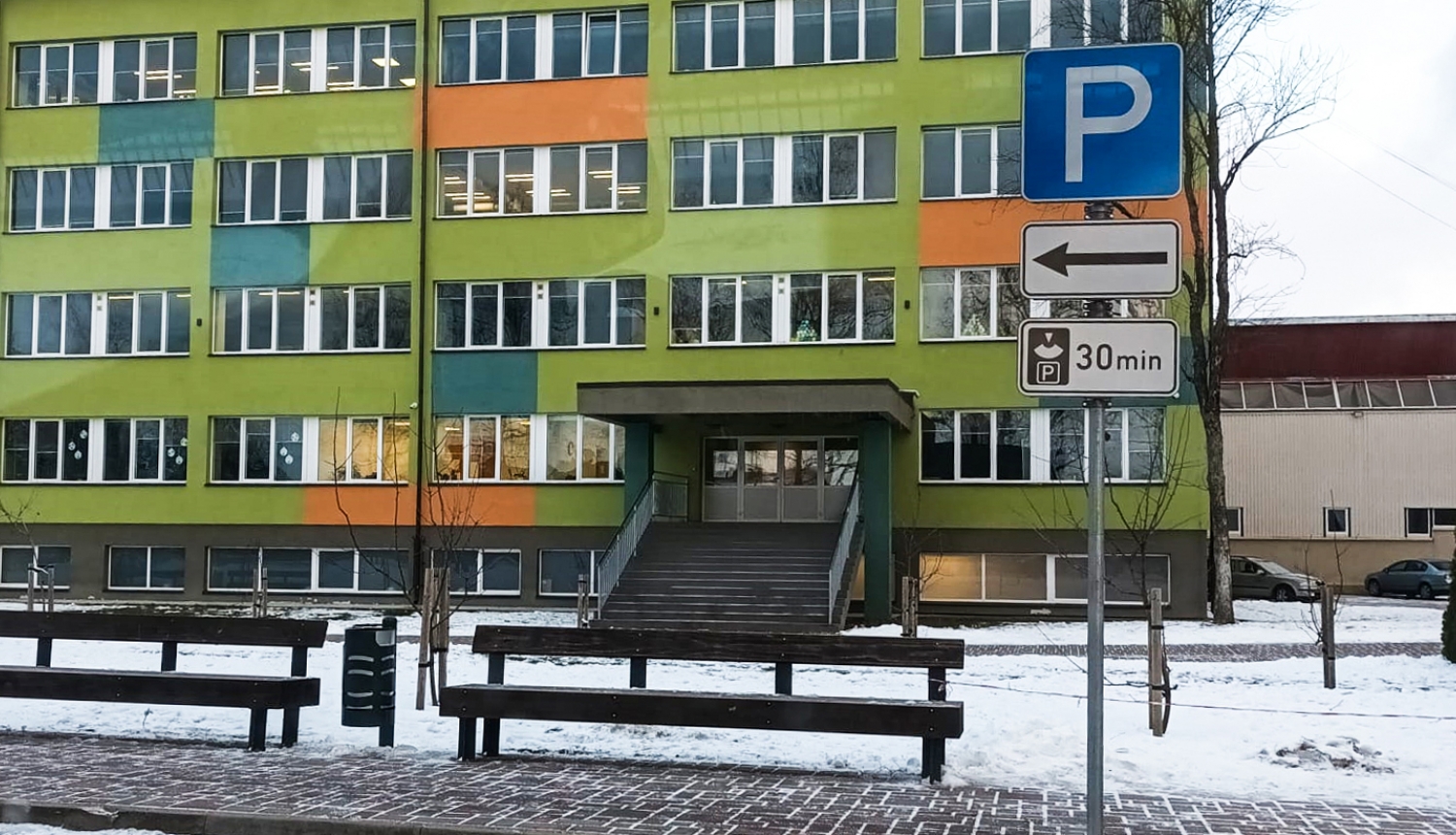 Stāvvietas zīme ar ierobežotu laiku 30 minūtes un fonā 2. vidusskola