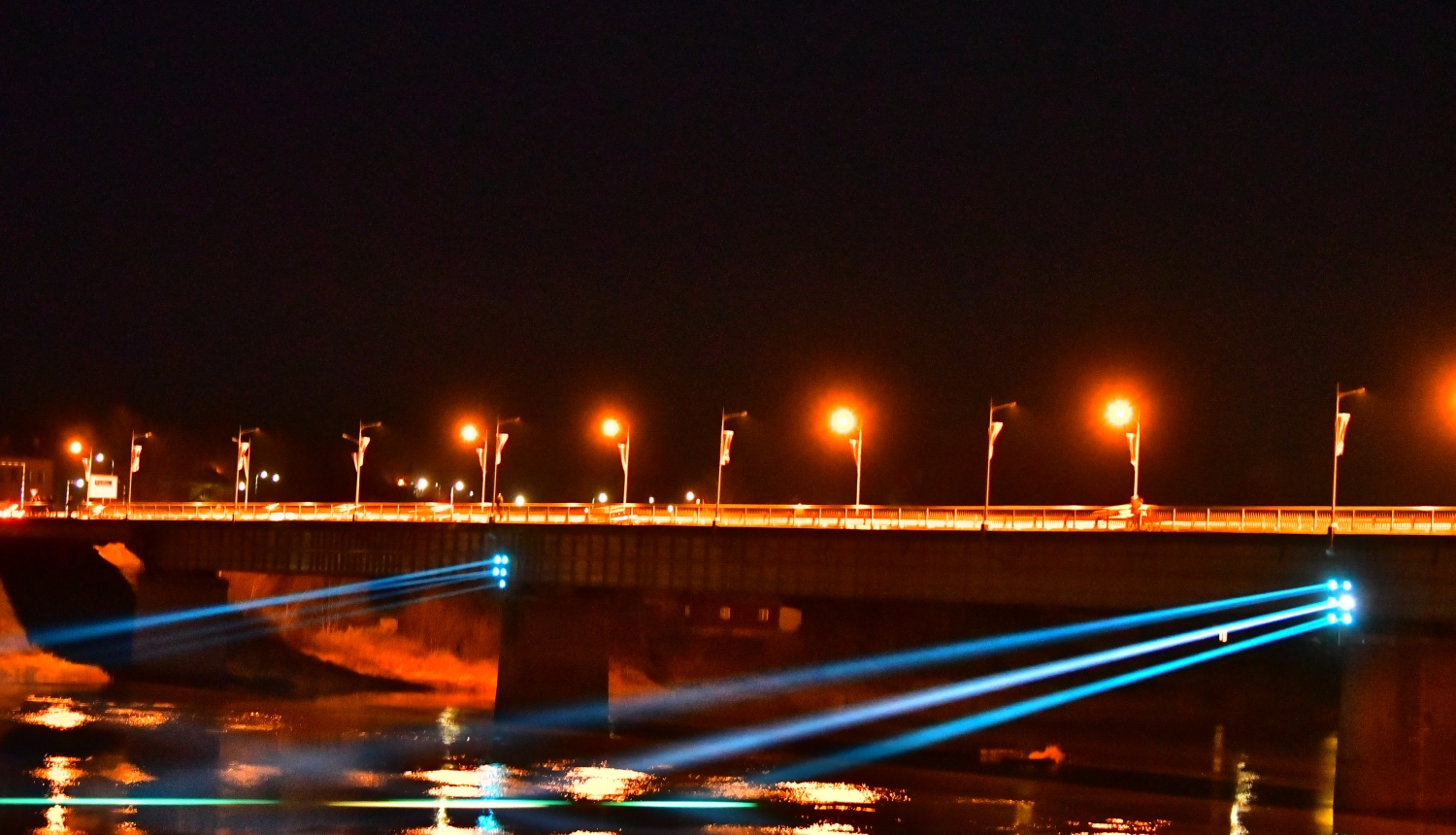 Izgaismots tilts pār Daugavu Jēkabpilī