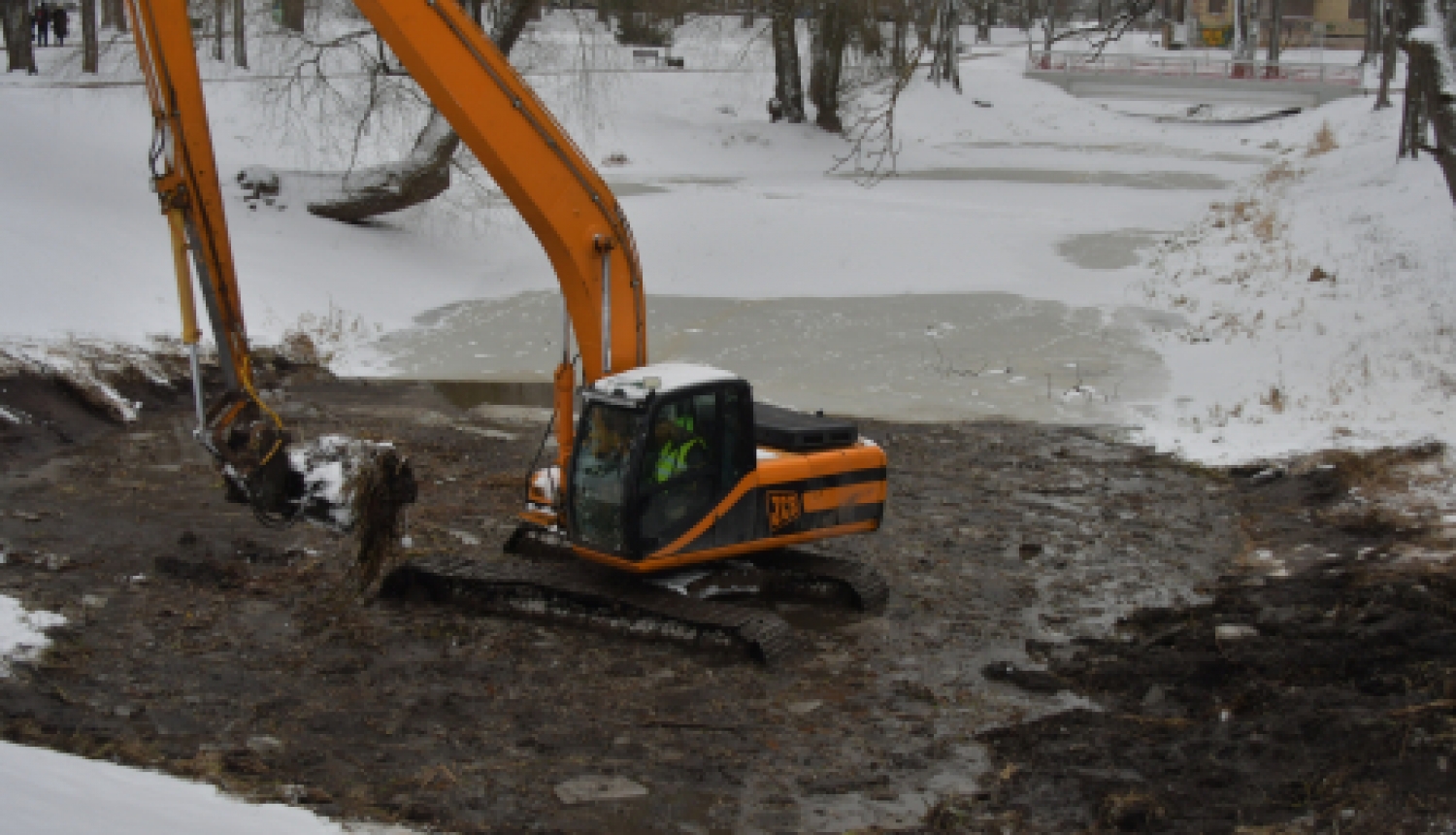 Šodien uzsākta Kena parka dīķa tīrīšana