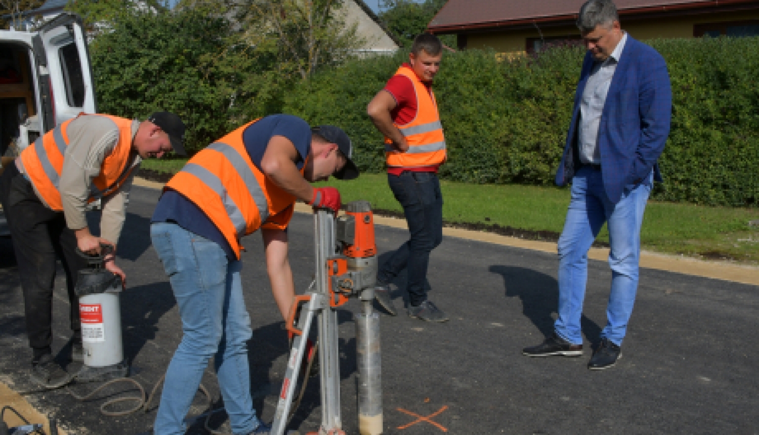 SIA “LV ROADS” veic asfalta urbumus atjaunotajās ielās