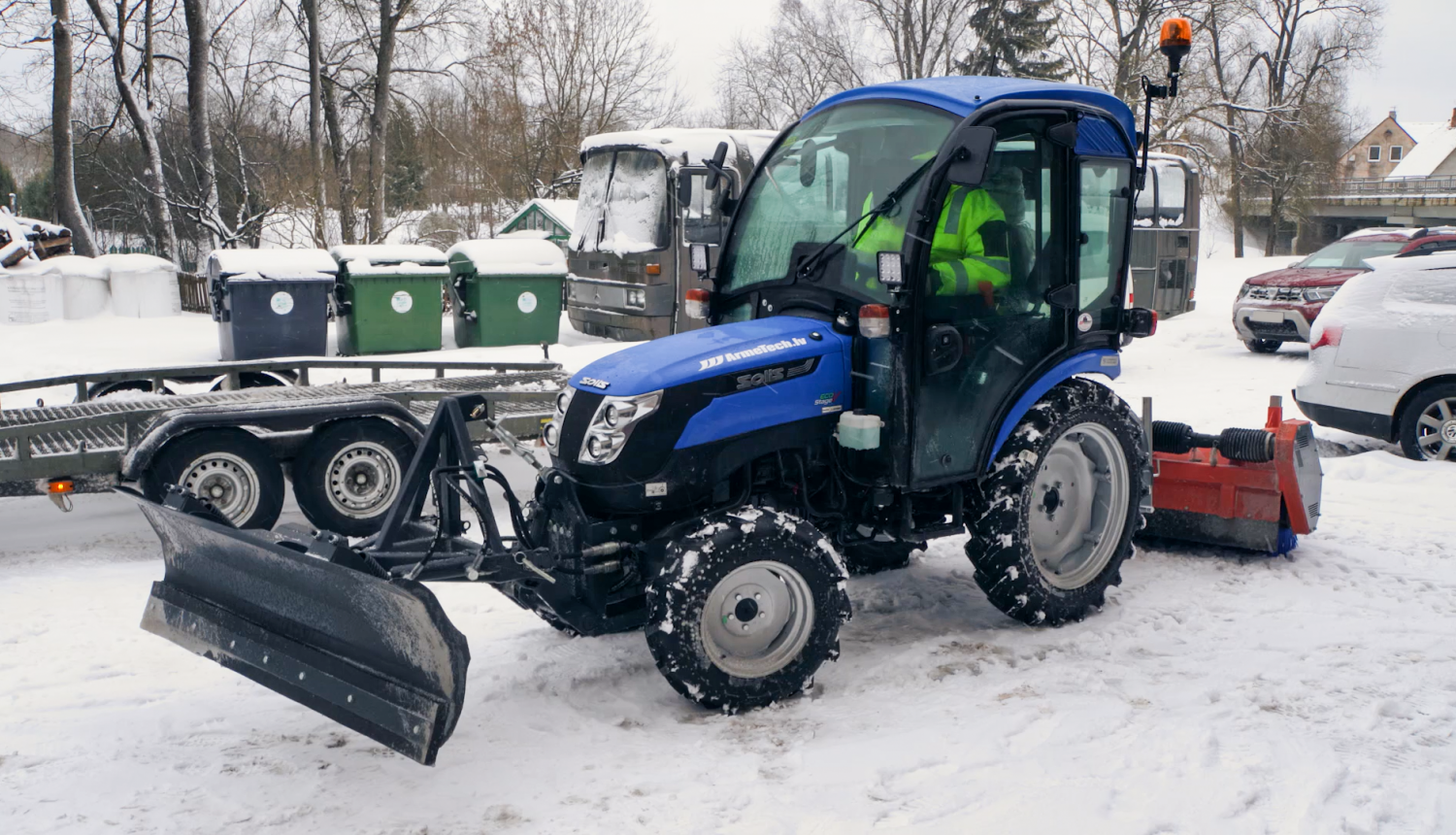 Aknīstes traktors zilā krāsā