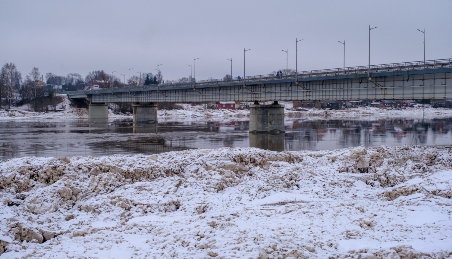 Daugava pie Jēkabpils tilta ziemā, sniega krāvumi krastā