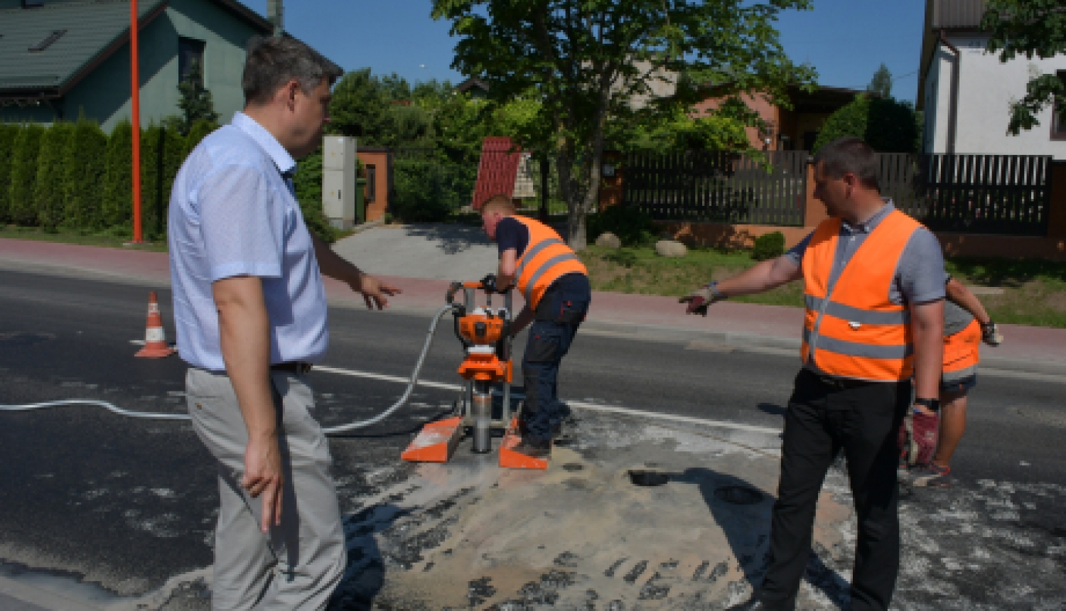 Veic asfaltbetona paraugu urbšanu Zīlānu ielas posmā no Slimnīcas līdz Ķieģeļu ielai