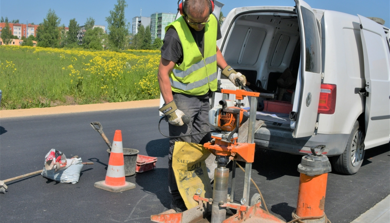 Veic urbumus asfaltā Viestura ielā