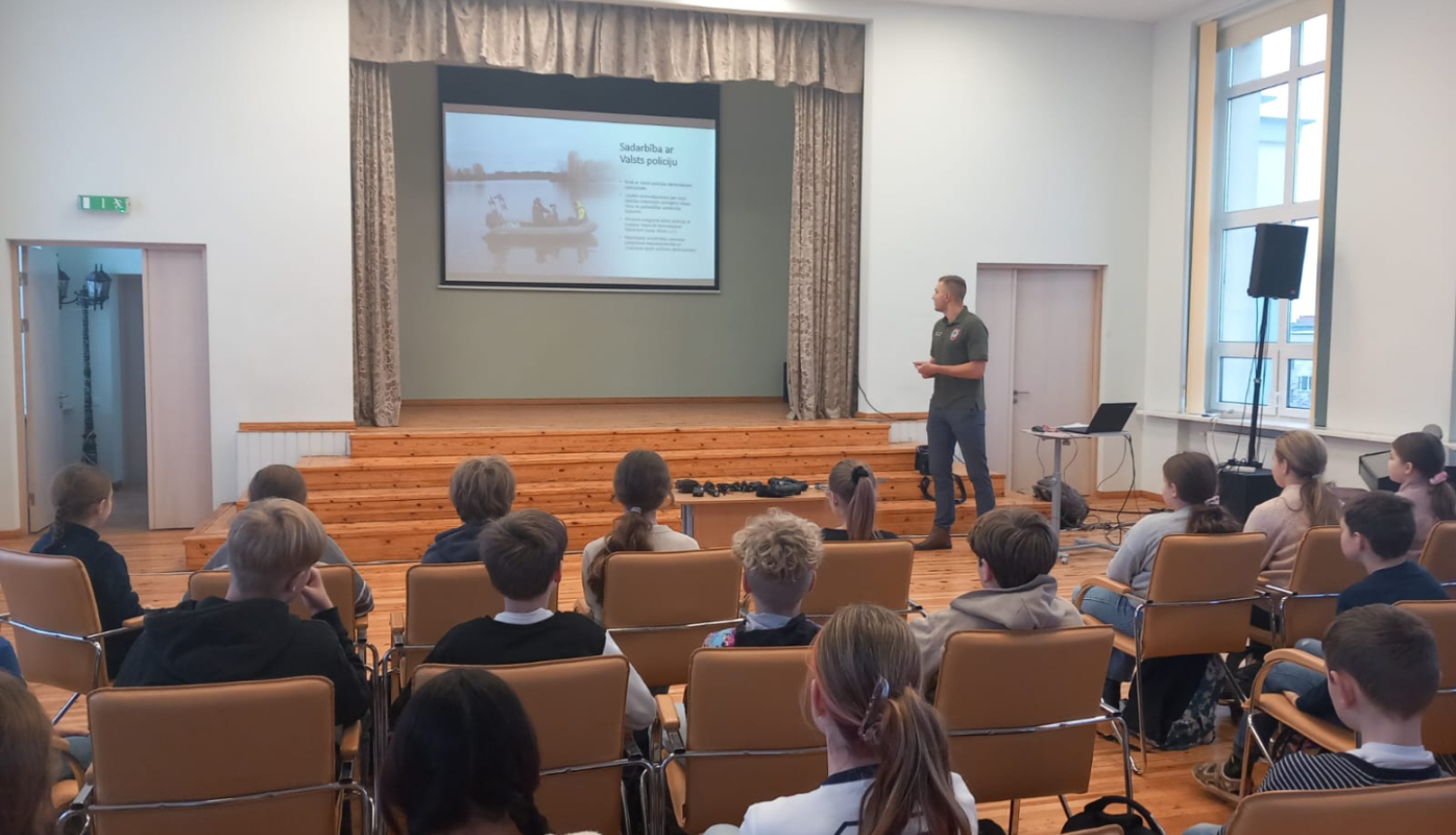 vides speciālists prezentē par dabas aizsardzību