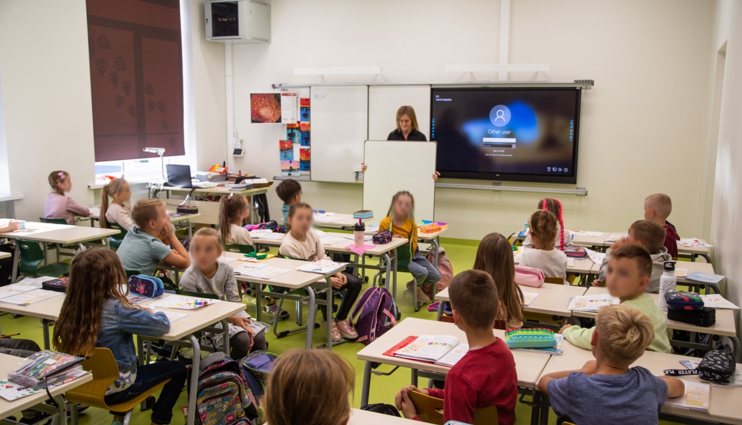klase ar skolēniem un skolotāju
