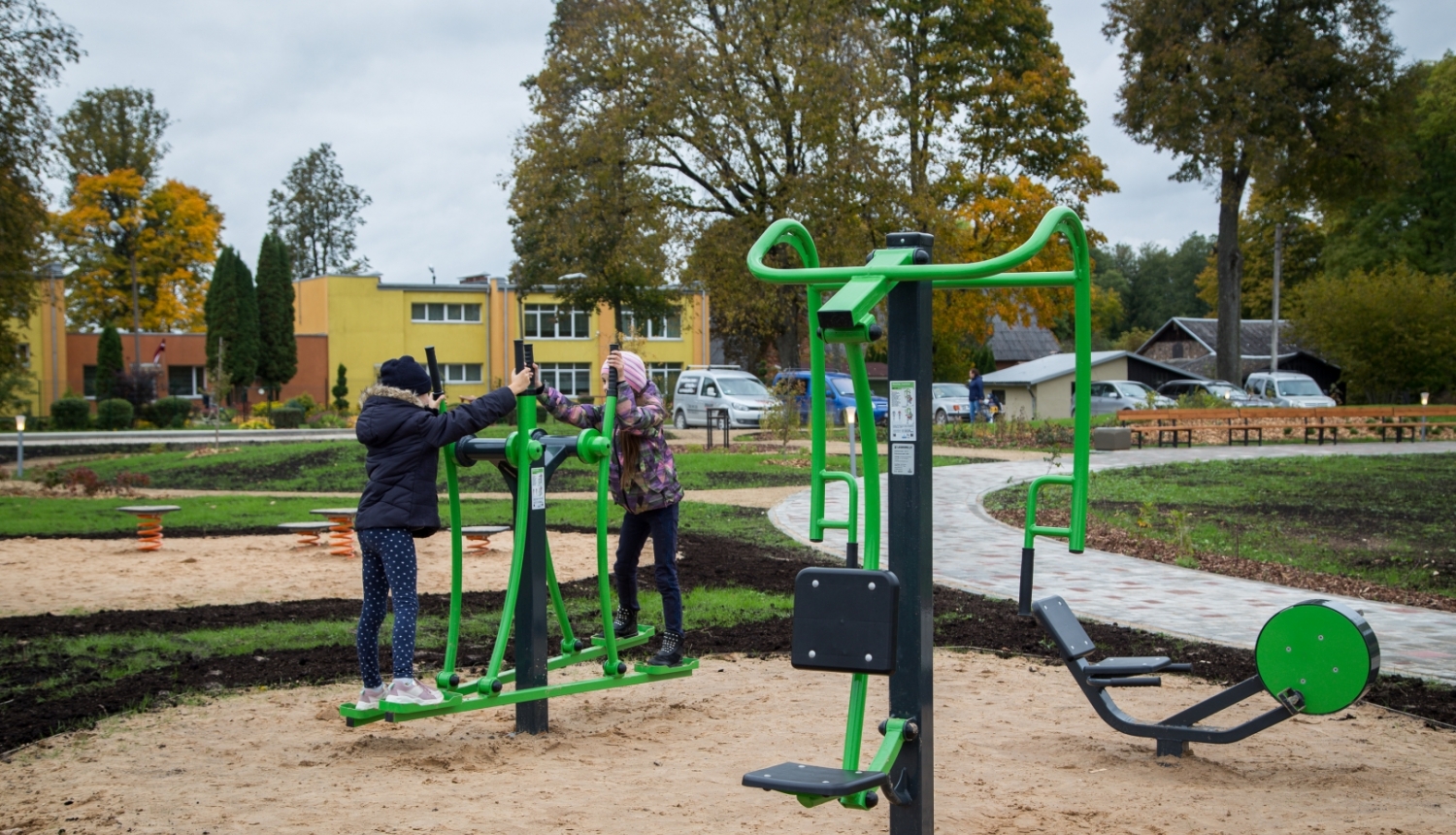 Bērni minās uz āra trenažieriem Rubeņos