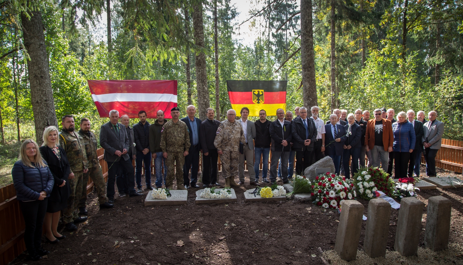 Jēkabpils novada domes priekšsēdētāj vietnieks izglītības, kultūras jautājumos Alfons Žuks, brīvprātīgo grupa no Vācijas un Vācijas Bundesvēra karavīri, godinot Pirmajā pasaules karā kritušo vācu karavīru kapavietu atjaunošanu. 