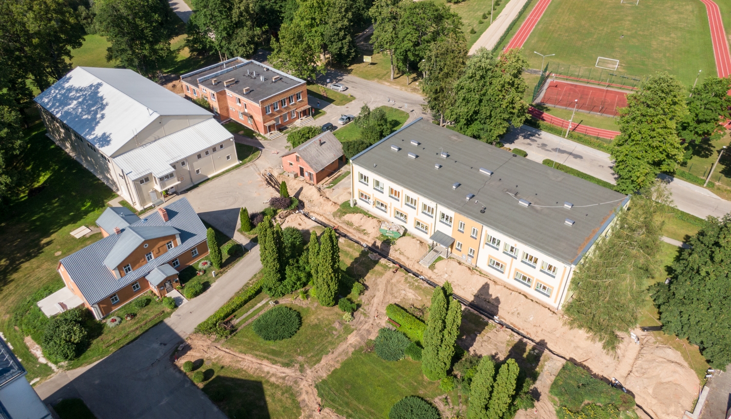 Skats no drona uz siltumtrases pārbūves darbiem