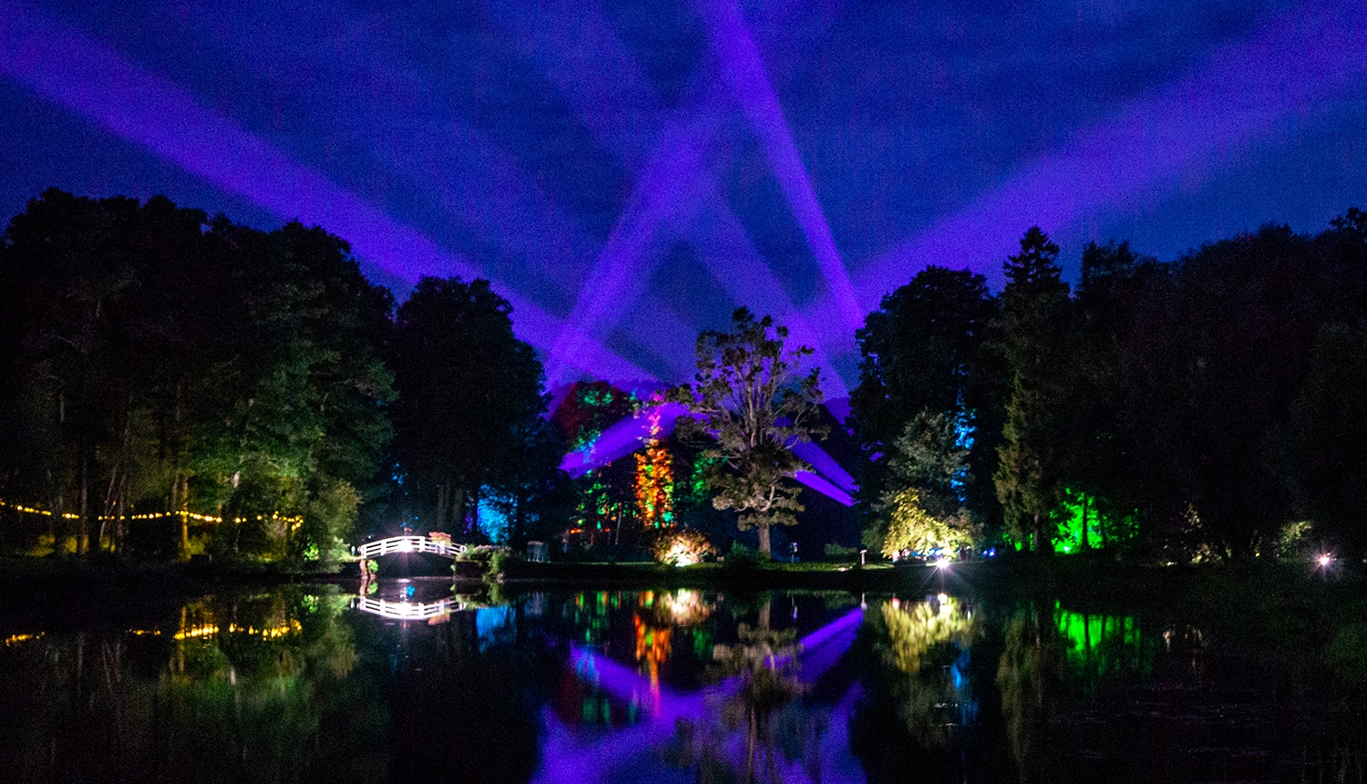 Zasas muižas parks svētku laikā nakts stundās