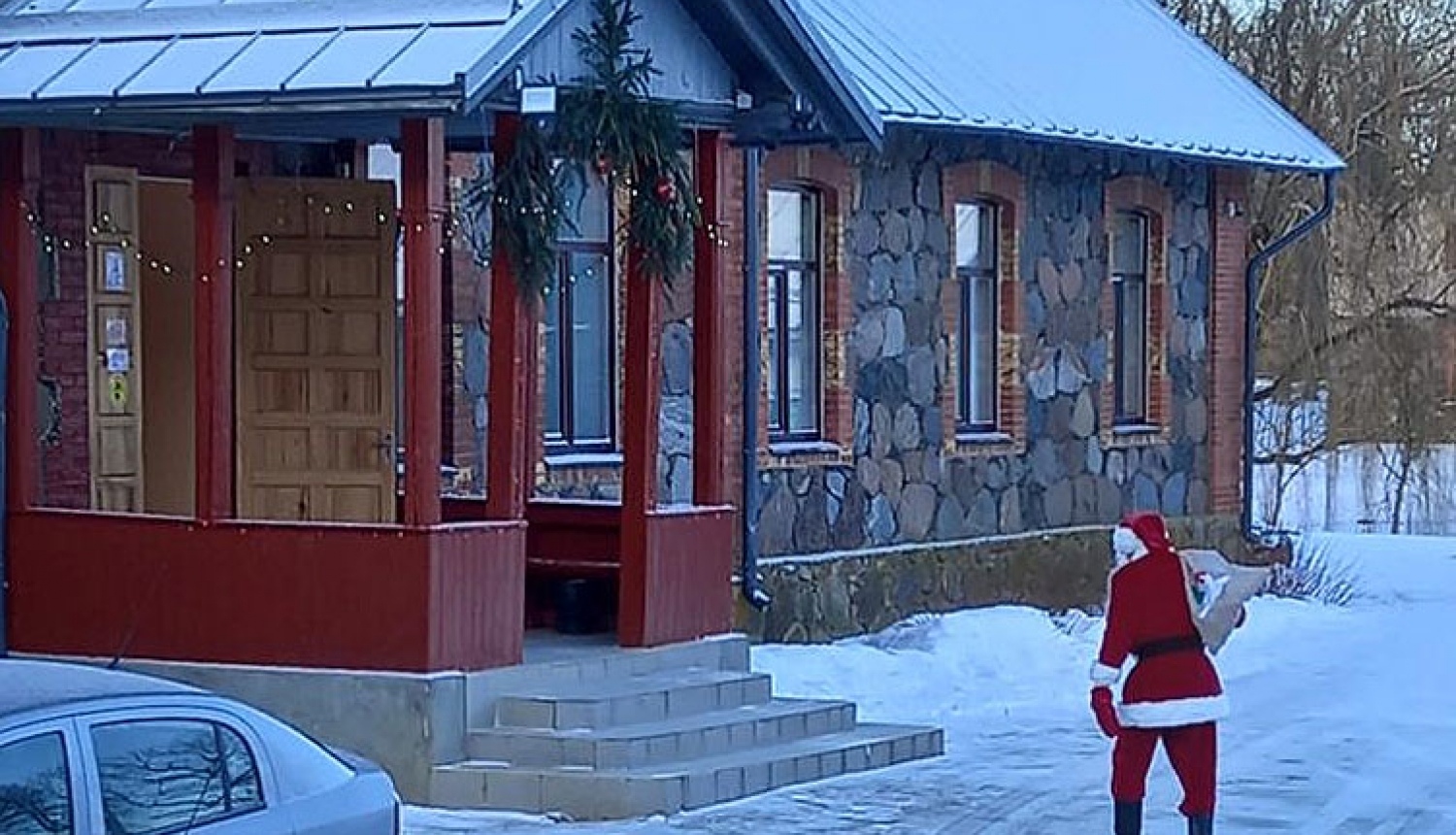 Ziemassvētku vecītis pie Rubeņu pamatskolas ieejas durvīm
