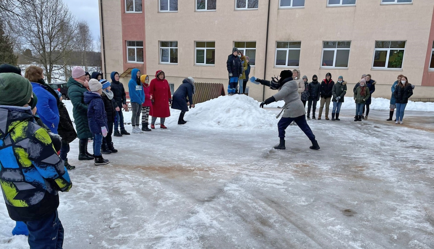 Notiek aktivitātes ārā pie Rubeņu pamatskolas