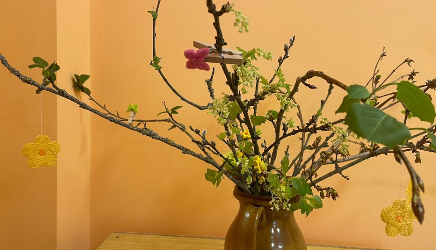 Pavasara ziedu kompozīcija vāzē telpās