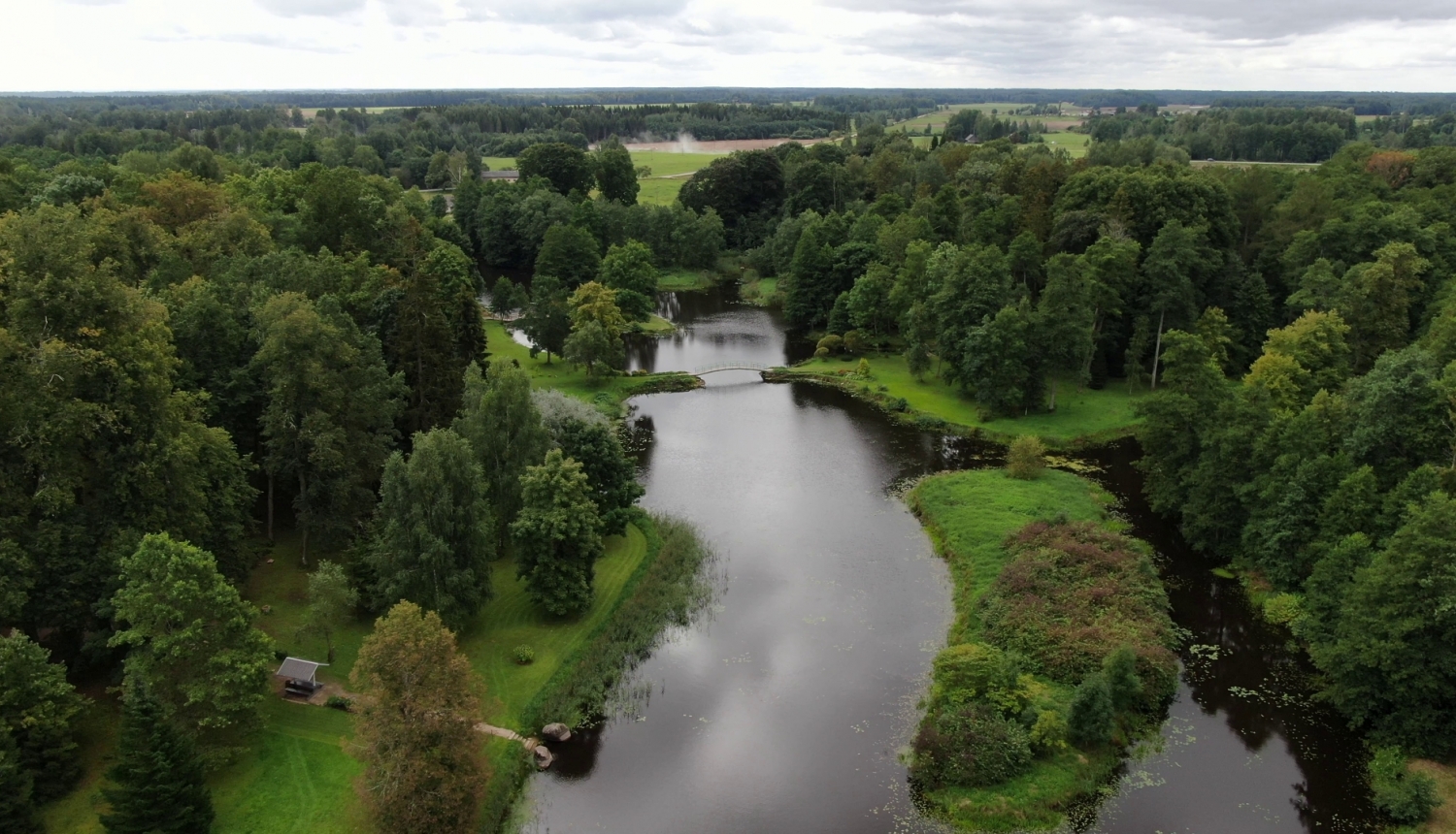 Zasas muižas parks - skats no drona uz Zasas upi un tiltiņiem