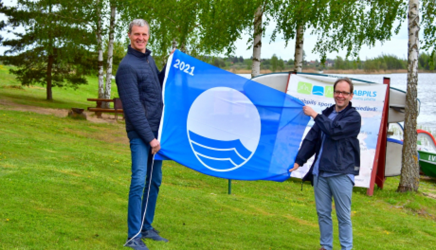 Jēkabpilī, Radžu peldvietā, 12. gadu pēc kārtas plīvo Zilais karogs