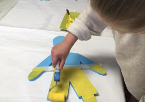 Zasas mākslas skolas bērni gatavo simboliskus darbus Ukrainas atbalstam