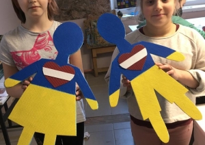 Zasas mākslas skolas bērni rāda simboliskus darbus Ukrainas atbalstam