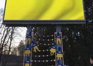 Zasas āra ekrānā redzams Ukrainas karogs, bet pie tā pamatnes pielikti bērnu radītie darbi Ukrainas atbalstam